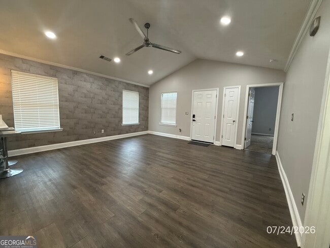 Building Photo - 215 Autumn Lake Way