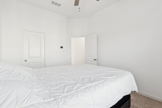 Building Photo - 4703 Kindred St