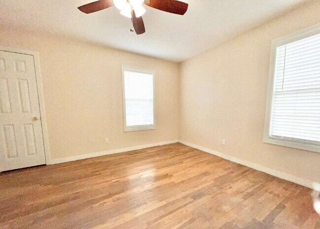 Building Photo - "Charming 3-Bedroom Home with 2 Baths in Lubbock's Heart – 1277 Sq Ft of Comfort!"