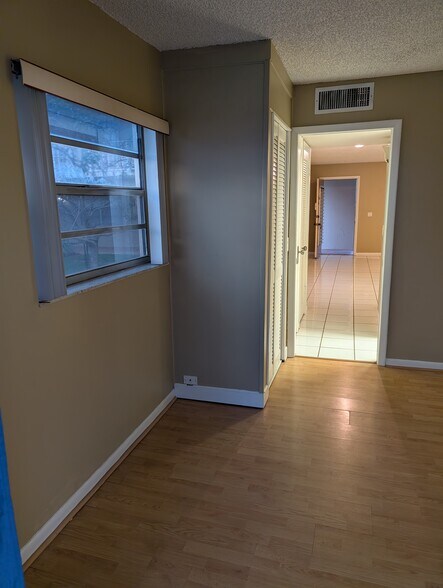 Building Photo - 839 Normandy R