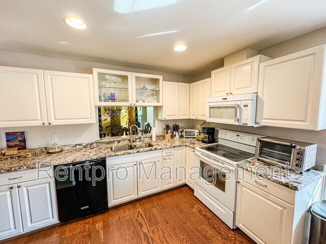 Building Photo - 5574 Chanteclaire