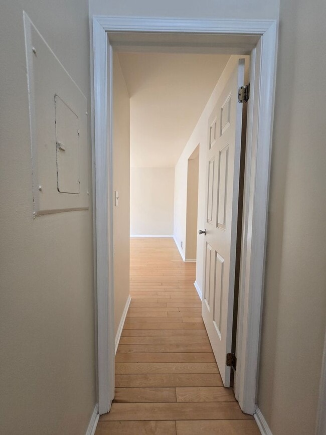 Building Photo - Commuter's delight! Spacious 2nd fl: 2-bed, 2-bath condo with fireplace, washer & dryer & off-str...