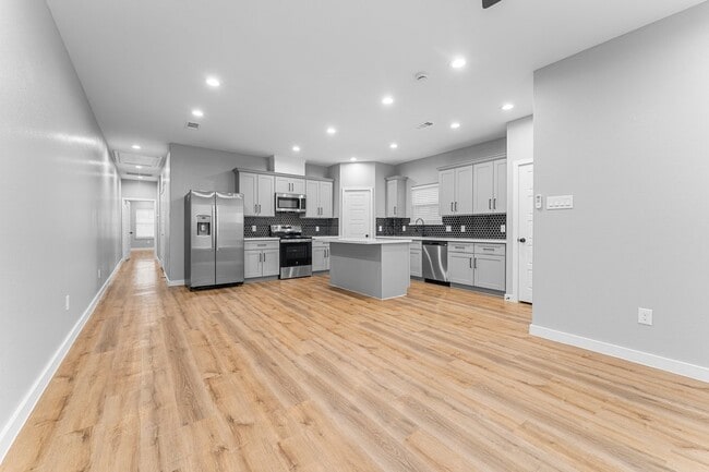 Building Photo - 402 W Stewart St