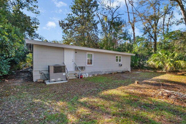 Building Photo - 1630 Sharkey St