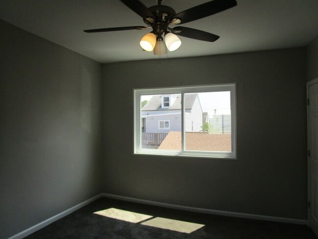 Building Photo - UPDATED 1 BEDROOM, 1 BATH HOME + OFFICE IN...