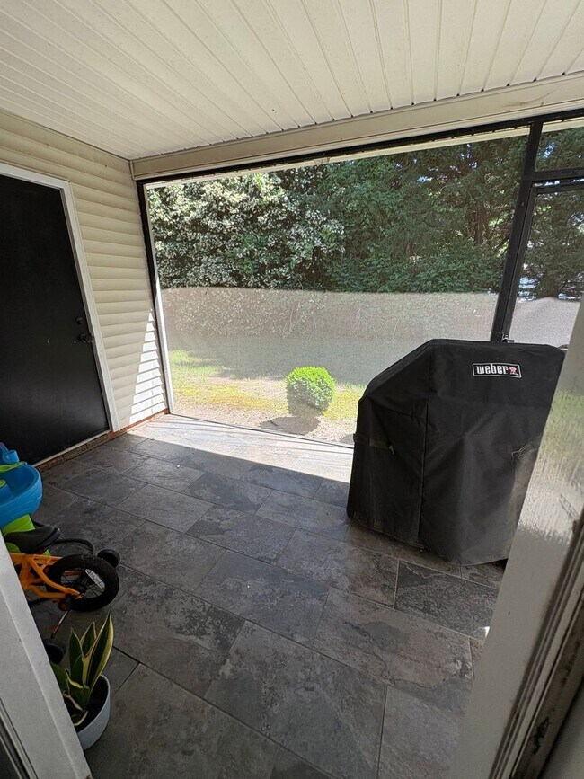 Building Photo - Lovely 2 bedroom 1.5 Bath In Taylors Near ...