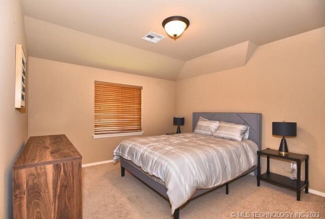 Building Photo - Room for the whole family in this 5 bedroom, 3-1/2 bath Executive Rental on corner lot in Millice...