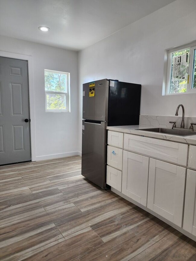 Building Photo - New Remodeled Cottage- 1BR/1BA-Close to Do...