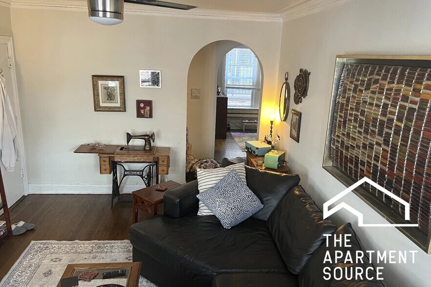 Building Photo - 918 Green Bay Rd