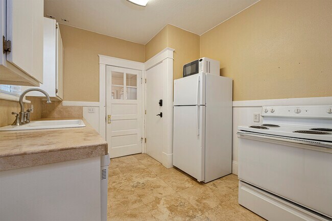 Building Photo - 2330 SW 170th Ave