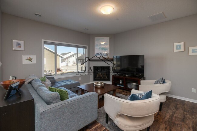 Building Photo - Contemporary 3 Bedroom Towhome in NW Rochester