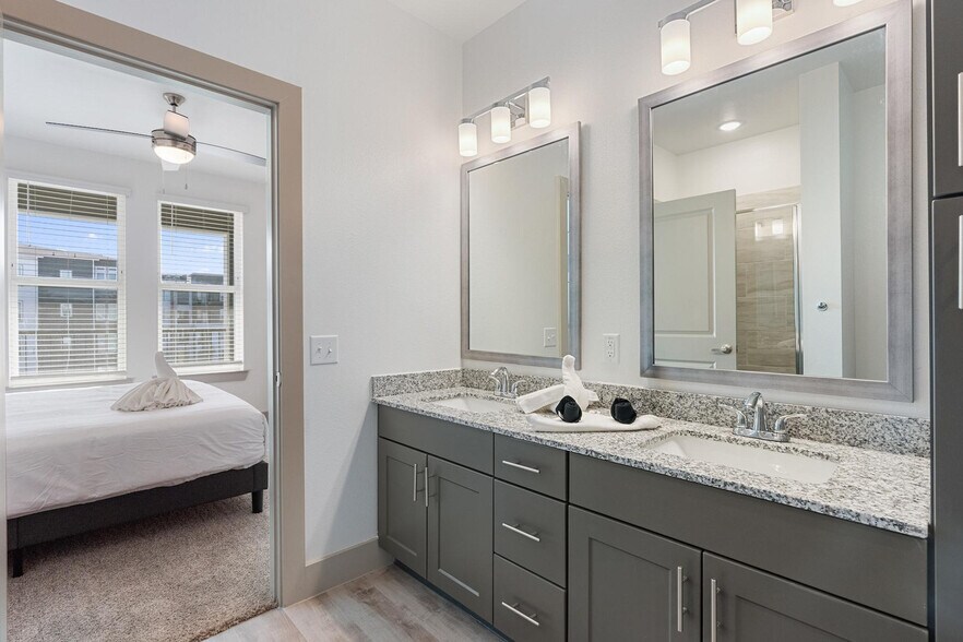 Building Photo - 12100 1/2 Ferrystone Glen Drive-SI FL3-ID1240335P