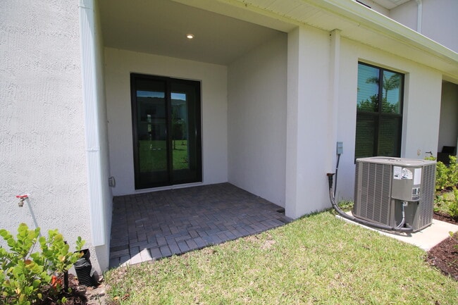 Building Photo - 14050 SW Thorens Dr