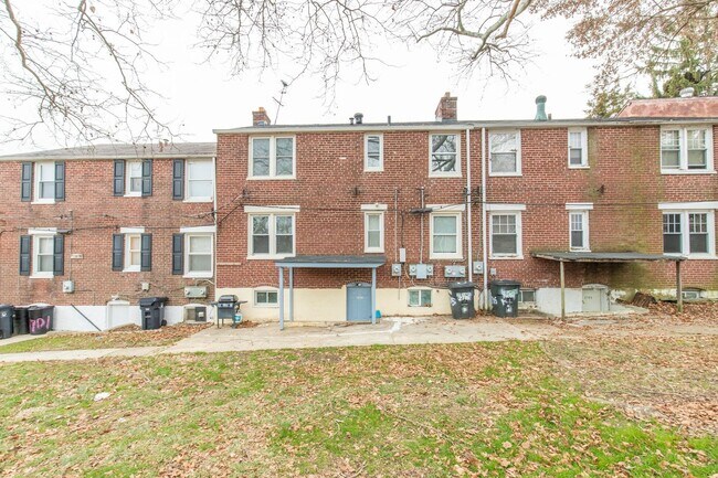 Building Photo - 2703 W 4th St