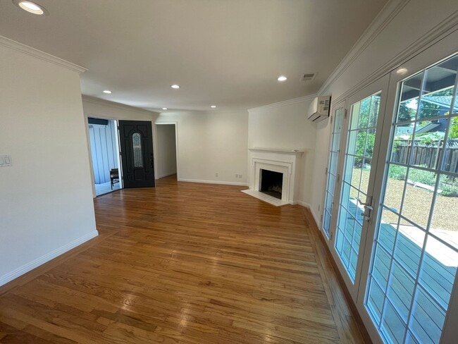 Building Photo - MENLO PARK - Well Maintained Home In Desir...