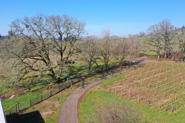 Building Photo - Beautifully Renovated 5 Bedroom Farmhouse outside of Newberg