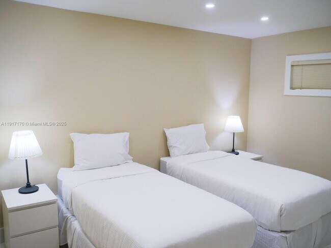 Building Photo - 1717 N Bayshore Dr