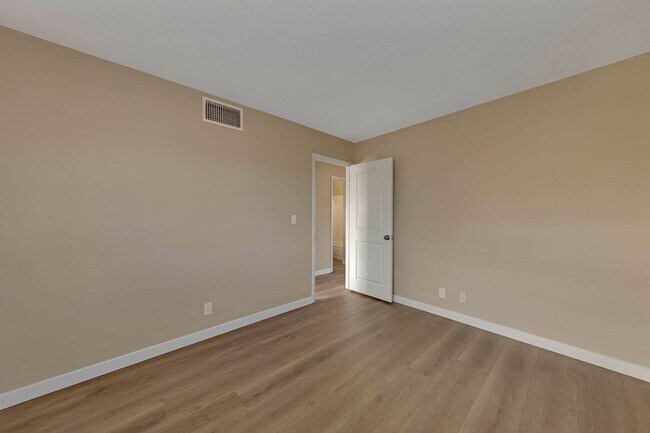 Building Photo - 3158 Laurel Ave