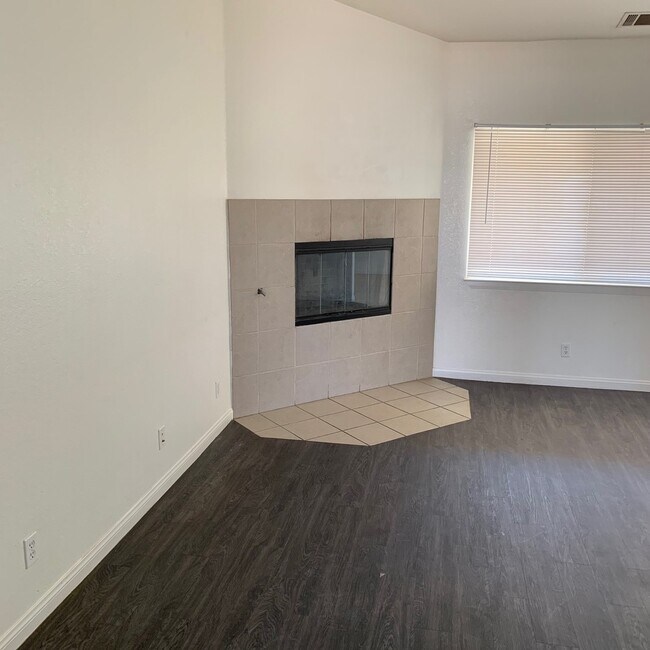 Building Photo - 3 BEDROOM APPLE VALLEY HOME
