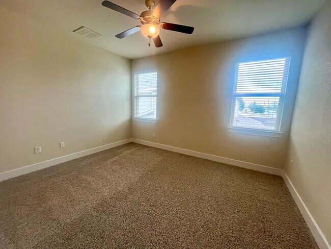 Building Photo - Fabulous Townhome Located minutes to Gruene and Downtown New Braunfels!