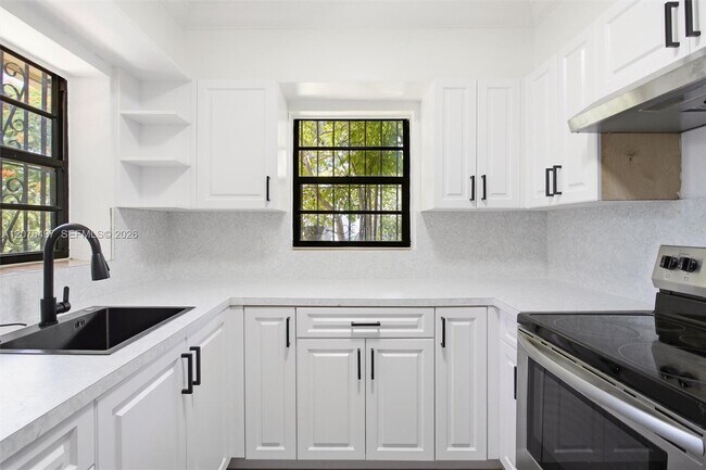 Building Photo - 1200 SW 18th Ave