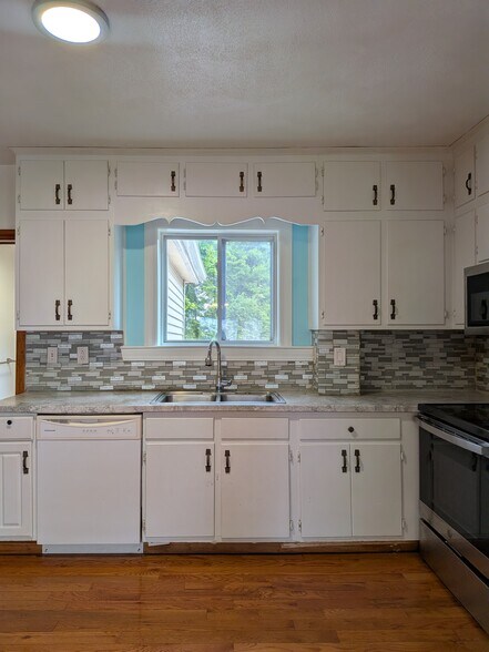 Kitchen with plenty of cabinet - 1291 Main St