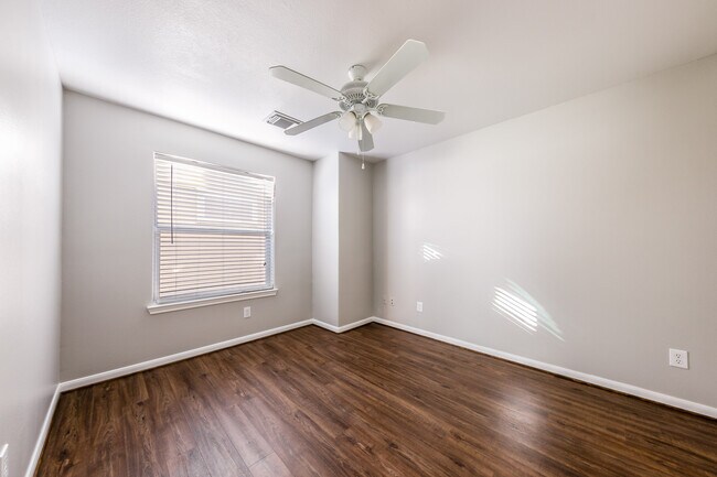 Building Photo - 2218 Naomi St