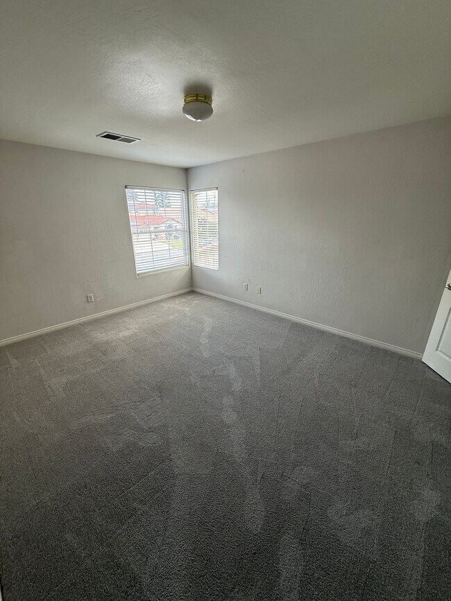 Building Photo - Stylish Southwest Bakersfield Home with Do...