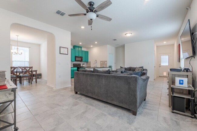 Building Photo - 6422 Hibiscus Falls