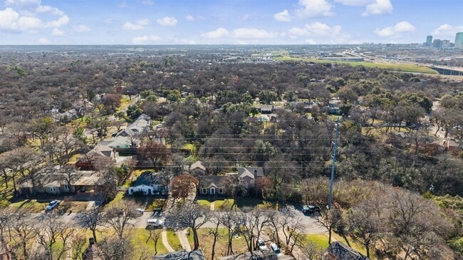 Building Photo - 2100 Daisy Ln