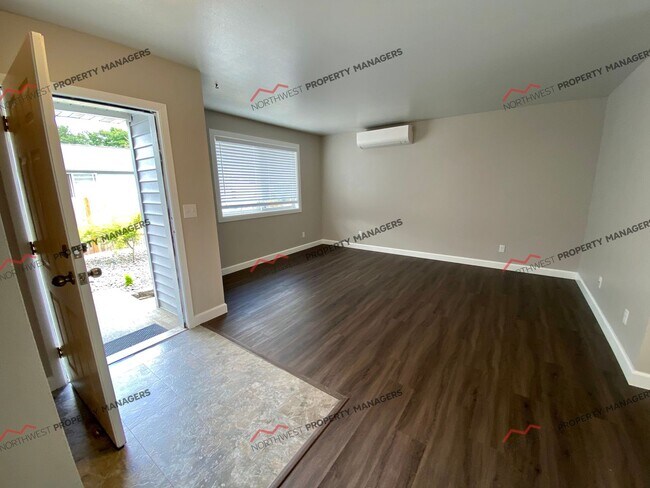 Building Photo - R242b