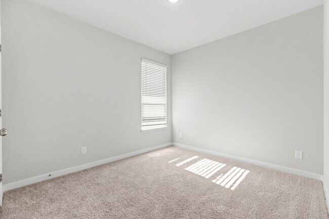 Building Photo - Luxury Style Townhome South of Austin