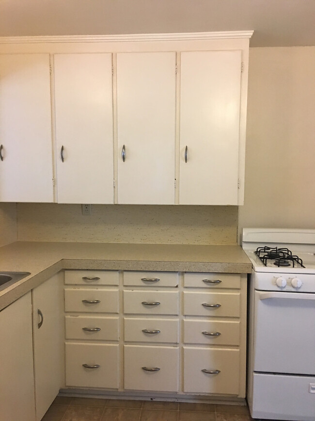 Building Photo - Quaint One Bedroom Duplex ~Close to Campus!
