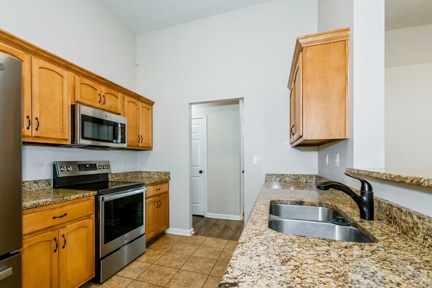 Building Photo - 8873 Lezlarken Ln
