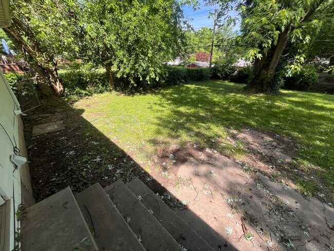 Building Photo - Brentwood 3 bedroom & 2 bathroom home, Huge Fenced Yard