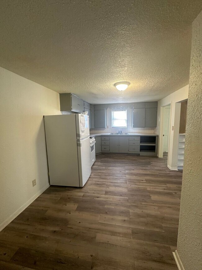 Building Photo - Spacious 4 Bedroom!