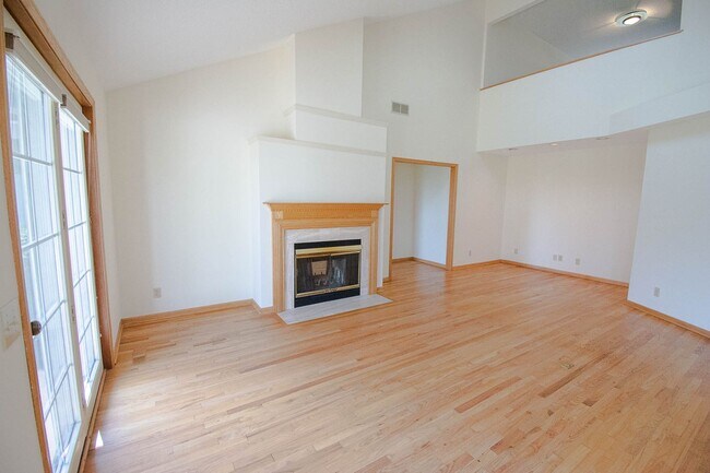 Building Photo - Beautiful Townhome in an Established Neighborhood