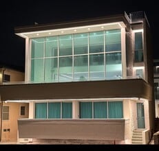 Building Photo - Stunning Ocean Front Location