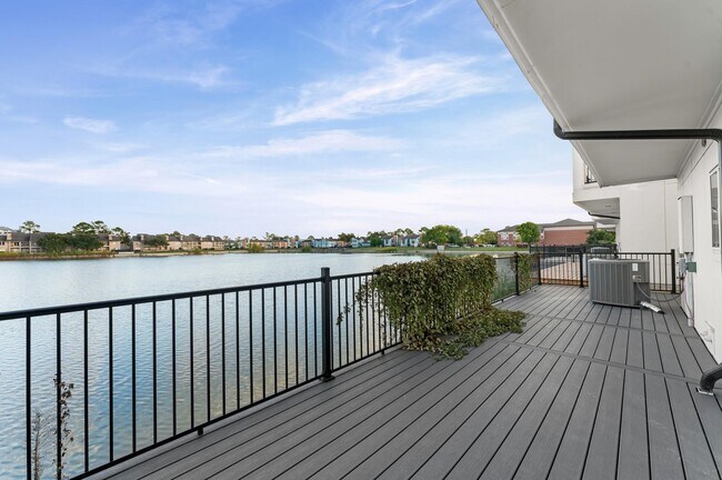 Building Photo - 2202 Lakeshore Edge Dr