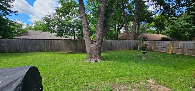 Building Photo - Contemporary Ranch in a beautiful, quiet s...