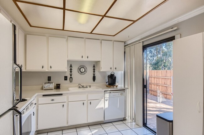 Building Photo - 2 Bedroom 1 Bath - Single Level Townhome Available mid June