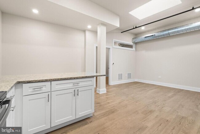 Building Photo - 30 W Broad St