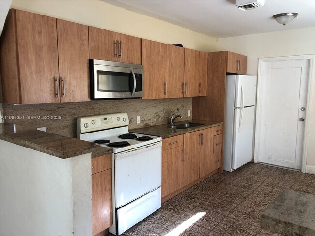 Building Photo - 11931 NE 12th Ave