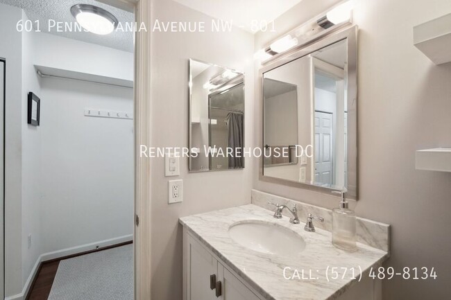 Building Photo - Stylish 8th-Floor Furnished Studio in Penn...