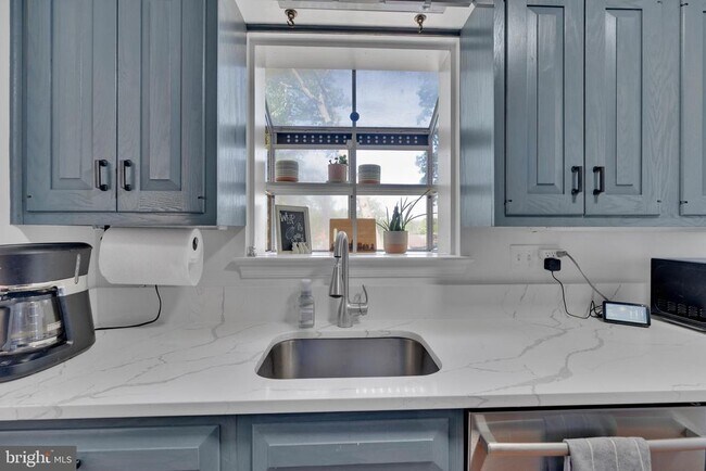 Building Photo - 3252 Holly Hill Dr