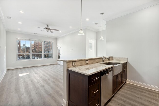 Building Photo - 1002 W Van Buren St