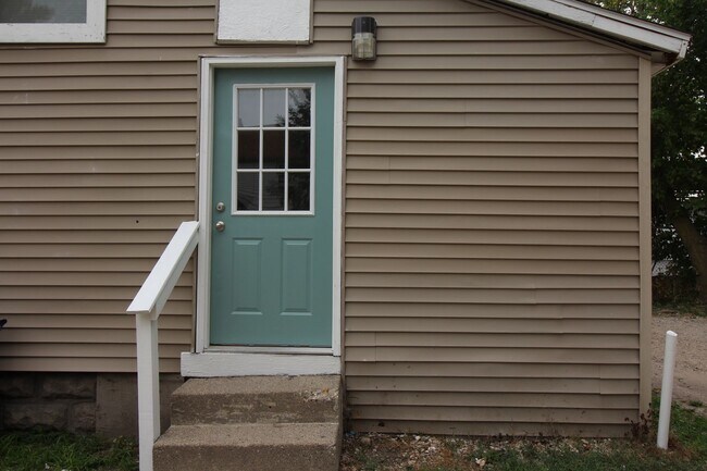 Building Photo - 3 bed -1.5 bath house near GVSU Pew Campus.