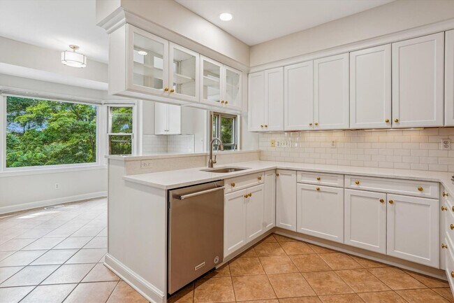 Building Photo - Magnificent 5 Bedroom, 4.5 Bathroom Bethes...