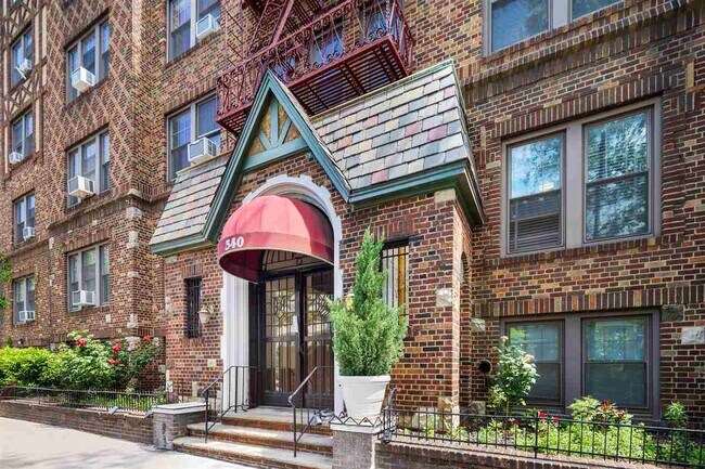 Building Photo - 340 Fairmount Ave