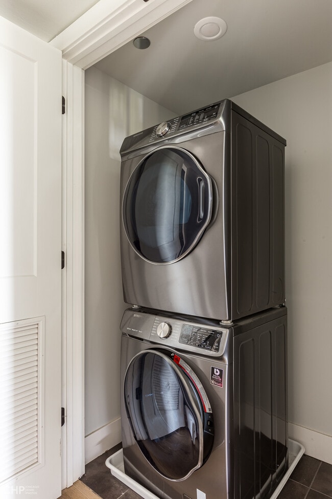 Building Photo - 729 N Sangamon St